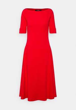 Vestido rojo, de largo hasta la rodilla, hecho de una tela suave. Presenta un escote barco y mangas cortas enrolladas, con una silueta acampanada en A.