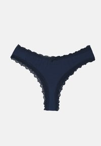 Marineblauwe string met kantafwerking, gemaakt van zacht materiaal, met een golvende rand en een klein strikdetail in het midden vooraan.
