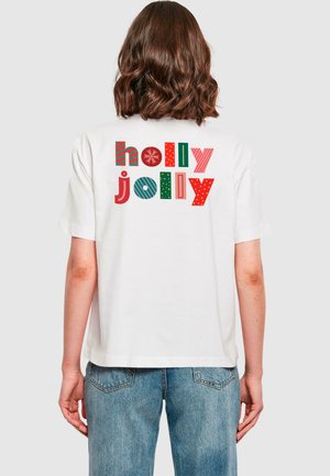 Valge lühikeste varrukatega T-särk, millel on mitmevärviline "holly jolly" tekst, kasutades erinevaid mustreid ja tekstuure, kuvatud seljal.