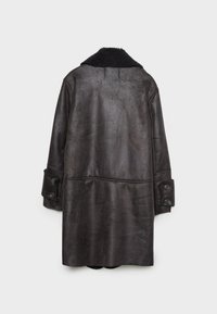 Cappotto in pelle marrone con colletto in pelliccia nera, dotato di maniche lunghe, polsini con bottoni e una texture liscia. Vista posteriore, senza motivi visibili.