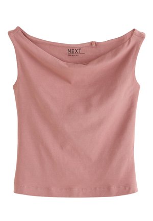 Maglietta rosa a maniche corte con scollo aperto, realizzata in morbido cotone. Texture liscia con orlo dritto e senza motivi o decorazioni visibili.