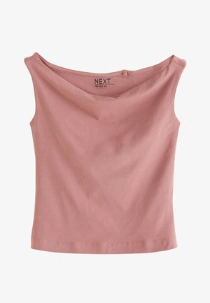 Maglietta rosa a maniche corte con scollo aperto, realizzata in morbido cotone. Texture liscia con orlo dritto e senza motivi o decorazioni visibili.