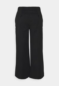 Zwarte broek met wijde pijpen van een gladde stof, voorzien van een hoge tailleband en twee achterzakken met zwarte knopen.