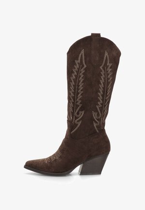 Botas de vaquero de gamuza marrón con punta puntiaguda, costuras decorativas blancas y tacón grueso, con un diseño alto tradicional y patrones intrincados.