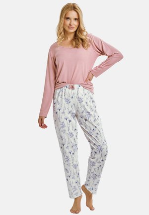 Jasnoróżowa prążkowana bluzka z długim rękawem w połączeniu z białymi spodniami w niebieski kwiatowy wzór, z elastycznym pasem i sznurkiem do regulacji.