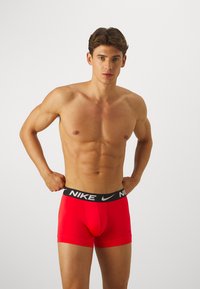 Nike Underwear ESSENTIAL TRUNK 3 PACK - Bokserbriefs - siren red/deep royal/black
