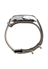 Runde Uhr mit einem Gehäuse aus silbernem Edelstahl, schwarzem Zifferblatt und braunem Lederarmband. Merkmale sind eine Krone und polierte Metallelemente.