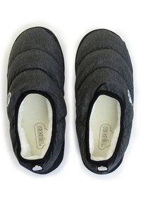 Zapatillas de casa de color negro con acolchado y un suave forro blanco; con punta redondeada, diseño de perfil bajo y acentos elásticos para un ajuste ceñido. Logotipo en el lado.