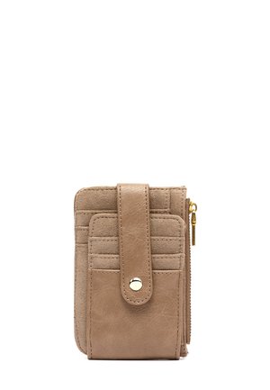 Kompakt beige pung med flere kortholdere, strop med tryklås og lynlåslomme til mønter på siden, vist mod en hvid baggrund.