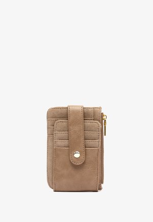 Kompakt beige pung med flere kortholdere, strop med tryklås og lynlåslomme til mønter på siden, vist mod en hvid baggrund.