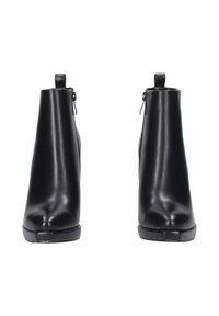 Stivali alla caviglia in pelle nera con finitura liscia, caratterizzati da una punta rotonda, un linguetta posteriore e una cerniera laterale per una facile calzata e sfilata.