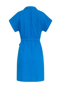 Blauwe jurk met korte mouwen, een kraaghalslijn, een ceintuur in de taille en een gladde textuur. Het ontwerp heeft een schone, rechte silhouet.