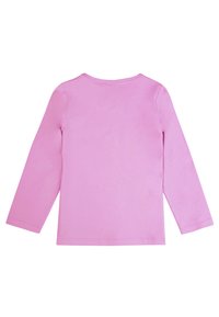 Maglietta a maniche lunghe in cotone rosa chiaro, con scollatura tonda e design semplice, senza motivi né dettagli.