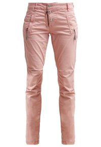 Pantalon slim rose clair avec poches zippées à l'avant, passants de ceinture et boutons visibles à la taille, présenté sur fond blanc.