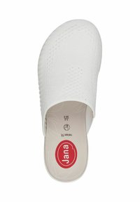 Chaussure blanche à enfiler avec une surface texturée, à bout ouvert et à petit talon. Présente un logo rouge en forme d'ovale sur la semelle intérieure.
