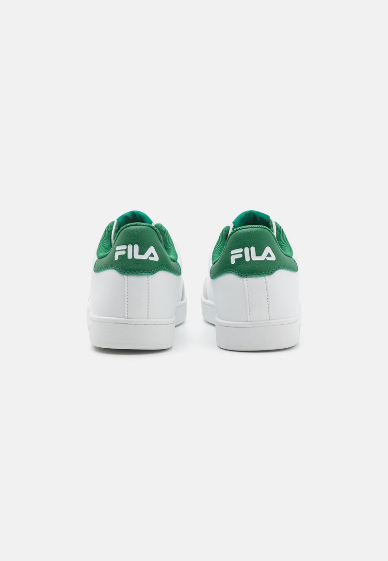 Baskets blanches avec des accents verts, en matériau synthétique. Présentent un talon texturé vert et le logo Fila à l'arrière. Design classique bas.