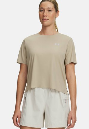 Beige sportshirt met korte mouwen en een ronde hals, met een klein wit logo op de borst. Soepele, lichtgewicht stof.