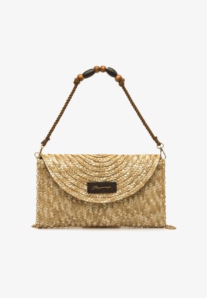 Sac à main en paille tressée avec un rabat incurvé, de couleur fauve, et une patch logo en cuir. Doté d'une bandoulière chaîne torsadée avec des accents en bois.