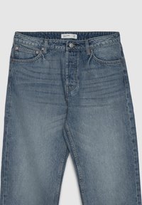Hellblaue Jeans im geraden Schnitt mit fünf Taschen, sichtbaren Nähten und Knopfverschluss an der Taille.