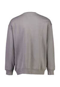 Sudadera gris de manga larga, cuello redondo y puños acanalados. Textura de tejido suave, corte holgado, hombros ligeramente caídos, sin logotipos visibles.
