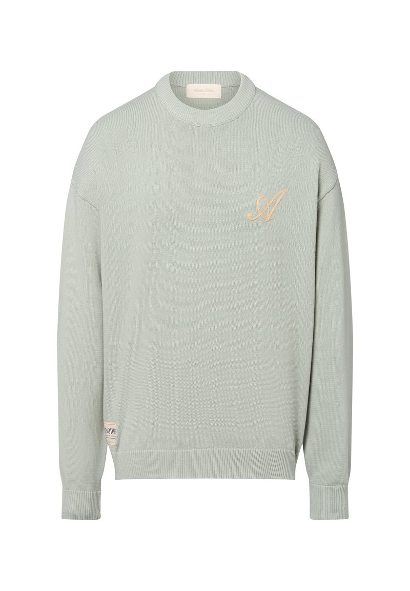 Hellgrüner, gestrickter Pullover mit gerippter Textur, Rundhalsausschnitt und gesticktem Logo in Beige. Verfügt über lange Ärmel und ein seitliches Etikett.