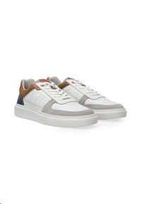 Białe sneakersy z szarymi zamszowymi akcentami, brązowymi skórzanymi detalami, perforowanymi bocznymi panelami oraz grubą białą gumową podeszwą.