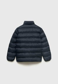 Giacca a vento in blu navy, con un design trapuntato e cuciture orizzontali, colletto alto e polsini elasticizzati. Texture morbida e liscia.