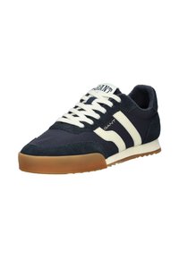 Sneakers sportivi blu navy realizzati in camoscio e tessuto, con strisce laterali bianche, lacci bianchi e suola in gomma color cuoio.