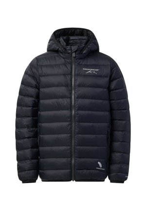 Doudoune matelassée noire avec capuche, fermeture éclair devant, logo Swedemount sur la poitrine et étiquette premium down près de l'ourlet inférieur.