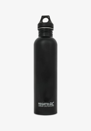 Botella de agua de metal negra con tapa de rosca y asa para llevar, etiquetada con "Regatta Great Outdoors" cerca de la base.