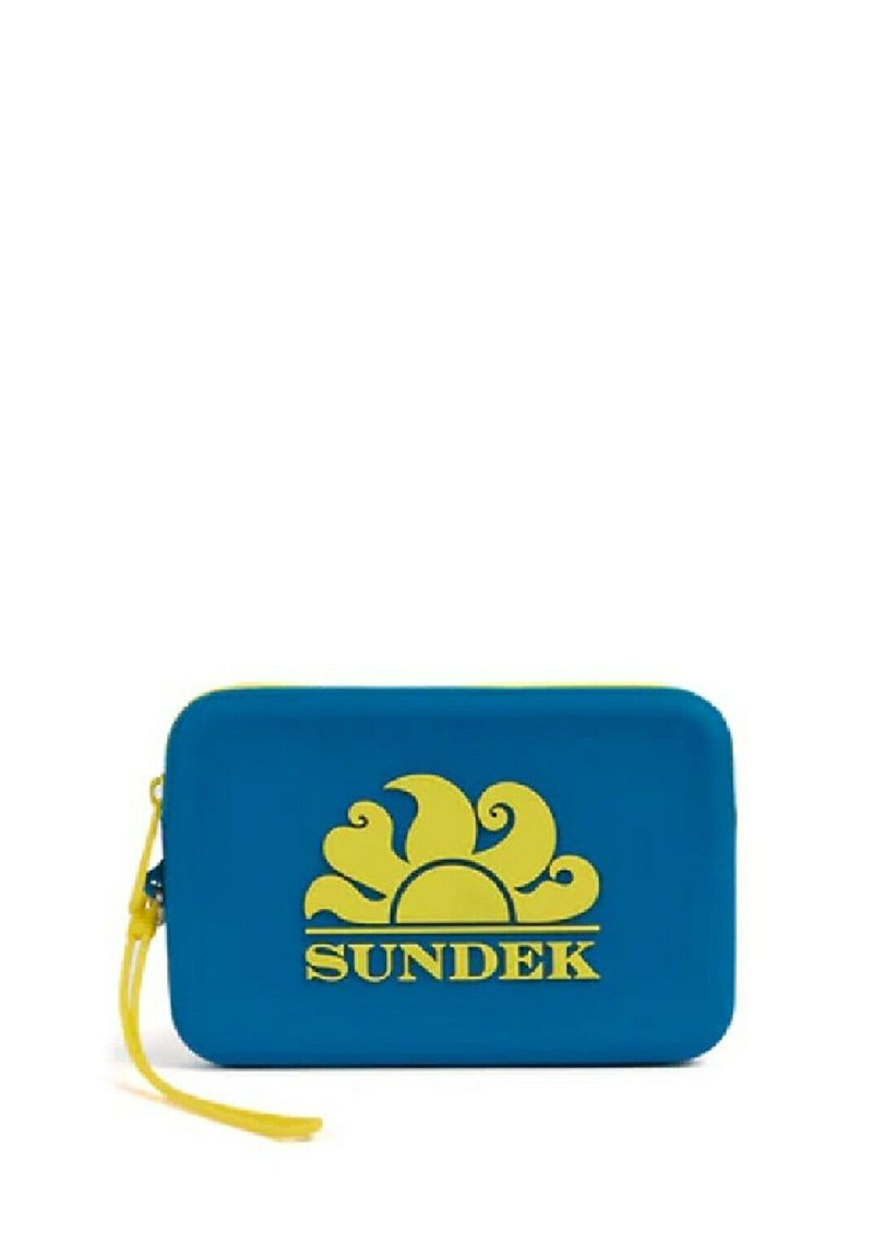 Estuche azul con cremallera que presenta un gráfico de sol amarillo y el nombre de la marca "SUNDEK." Cuenta con una superficie texturizada y una correa de muñeca amarilla adjunta.