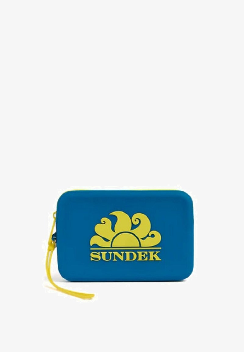 Estuche azul con cremallera que presenta un gráfico de sol amarillo y el nombre de la marca "SUNDEK." Cuenta con una superficie texturizada y una correa de muñeca amarilla adjunta.