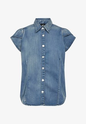 Camisa de mezclilla azul de manga corta con botones a presión plateados, cuello puntiagudo y detalle ligeramente abullonado en las mangas.