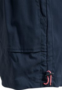 Marineblaue Jacke mit glatter Textur, ausgestattet mit einem verstellbaren Kordelzug in Pink und einer Fronttasche. Minimalistisches Design.