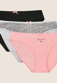 Trzy pary damskiej bielizny: czarne, różowe i szare w panterkę. Każda ma mały akcent w postaci kokardki, a różowa para zawiera dodatkowy nadruk.