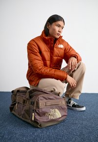 The North Face BASE CAMP VOYAGER DUFFEL 42L UNISEX - Kelioninis krepšys - smokey brown/khaki stone