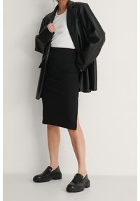 NA-KD Pouzdrová sukně - black