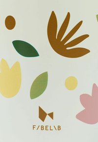 Blomster mønster med gule, grønne, brune og pink former på en lys baggrund, med logoet "F/BEL/B" i brunt nederst.