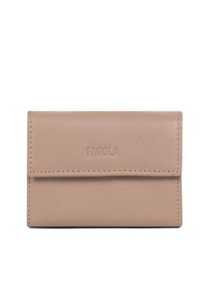 Portefeuille en cuir beige avec des bords cousus et « FAGOLA » embossé sur le rabat avant, fermé et de forme rectangulaire.
