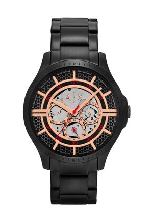 Zwart metalen polshorloge met roségouden markers, drie subwijzerplaten voor dag, datum, 24-uurs tijd en rode secondewijzer op honingraat wijzerplaat.