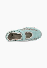 Chaussure en suède turquoise avec des sections en mesh, sangle ajustable et accents orange. Semelle plate avec une texture antidérapante et semelle intérieure rembourrée.