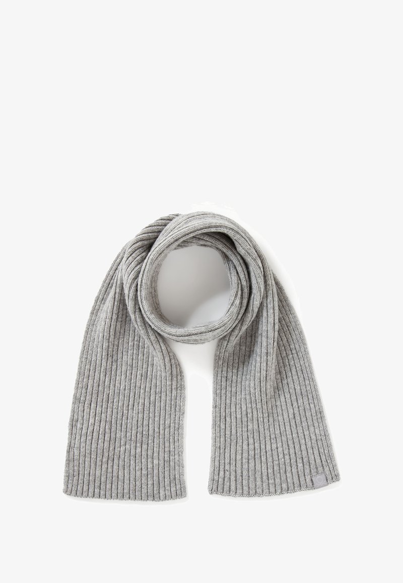 Sciarpa grigia a coste realizzata in morbido materiale, caratterizzata da una forma cilindrica lunga con estremità frangiate e una piccola etichetta con logo su un lato.