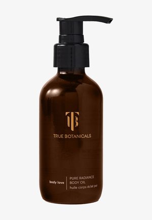 Bouteille en verre ambre avec pompe étiquetée "True Botanicals Pure Radiance Body Oil" en texte doré, avec un bouchon de pompe noir et une surface lisse et brillante.
