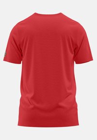 Rode katoenen T-shirt met een ronde hals, korte mouwen en een soepele textuur. Heeft een klein label op de linkermouw.