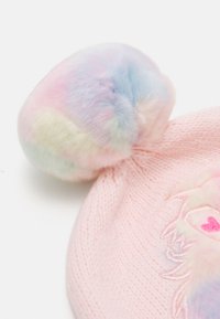 Ροζ πλεκτό καπέλο με παστέλ ουράνιο τόξο βομβίδα στην κορυφή και πολύχρωμο κεντημένο πρόσωπο ζώου με μια καρδιά μπροστά.