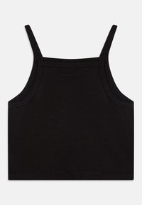 Černý bavlněný top bez rukávů s tenkými ramínky, který má hladkou texturu a rovný lem. Bez vzorů nebo dalších detailů.