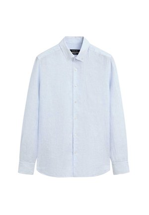 Lyseblå langærmet skjorte med knapper og diskrete verticale striber samt krave med knapper, vist på en simpel hvid baggrund.
