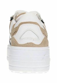 Witte sneaker met tan suède accenten, ronde neus, dikke witte zool en vetersluiting. Bevat een uitsnijding op de hiel.
