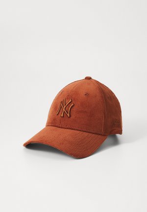 Καπέλο μπέιζμπολ από κοτλέ σε καμένο πορτοκαλί με ανάγλυφο, κεντημένο λογότυπο. Διαθέτει καμπύλο γείσο και υφή υφάσματος. Ρυθμιζόμενο κλείσιμο στο πίσω μέρος.