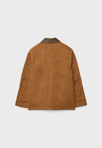 Veste en daim marron avec col en cuir marron foncé, manches longues et coutures visibles, vue de dos sur un fond clair uni.